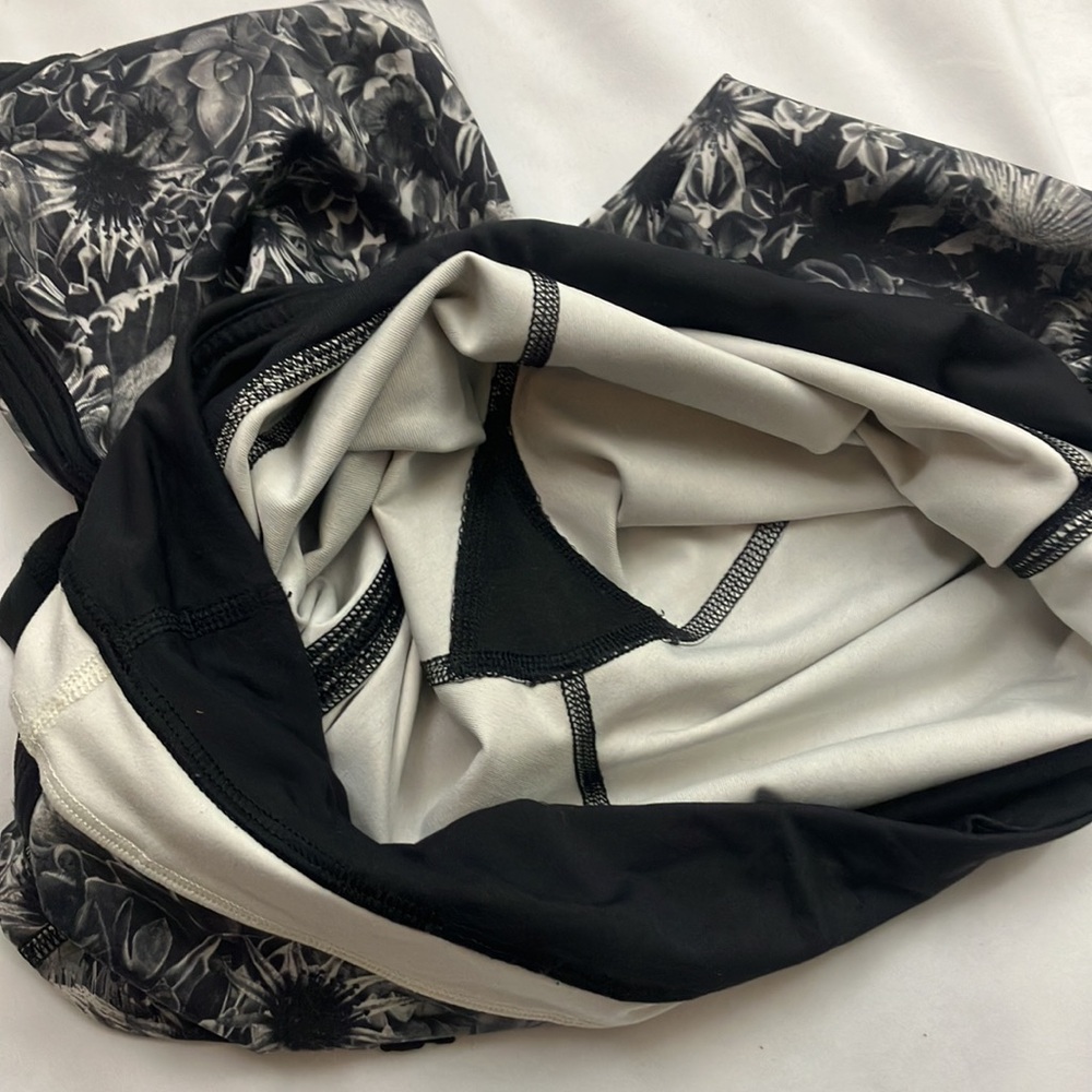 Lulu Lemon flowabunga floral cropped athletic leggings size 4 - Picture 8 of 9